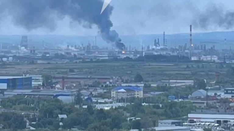Зруйнований російський НПЗ у Пермі після української атаки за повідомленням Зеленського.