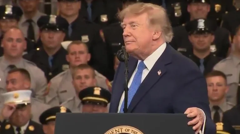 Дональд Трамп на мітингу оголошує Ормузьку протоку американською територією, на тлі конфлікту з Іраном.