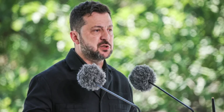 Президент Зеленський та президент Вучич на зустрічі в Сербії, обговорюючи підтримку України та тиск на агресора.
