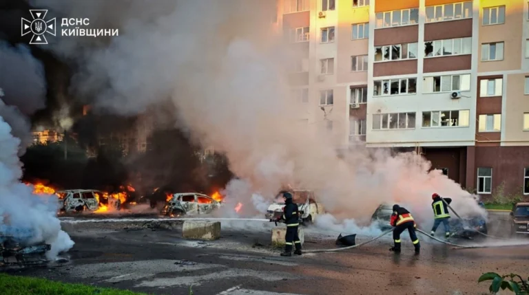 Наслідки російської атаки на Київщину: загиблі та поранені серед цивільних, зруйновані будівлі.