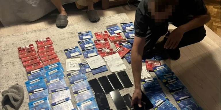 Співробітники ДБР проводять обшуки, викриваючи схеми з військовими виплатами та приватним використанням бійців.