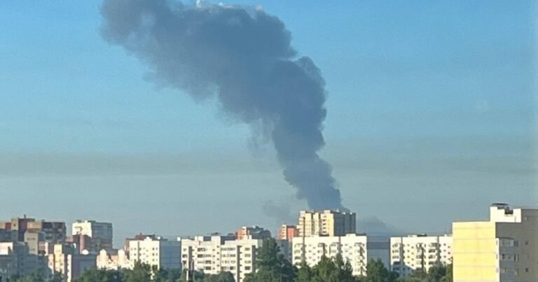 Нафтопереробний завод у Ярославлі палає після атаки дронів, попри заяви губернатора.