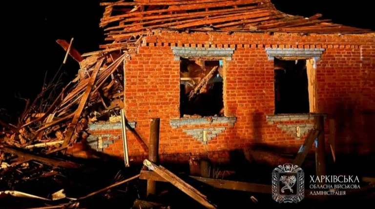 Наслідки атаки російських дронів на Леб'яже Харківської області: зруйновані будинки та загиблі мирні жителі.