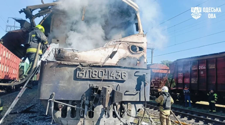 Російський «Шахед» знищив локомотив пасажирського потяга на Одещині, двоє залізничників загинули.
