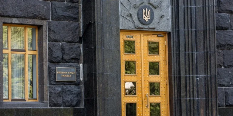 Прем'єр-міністр Сергій Корецький представляє програму уряду, що має підготувати країну до зими.