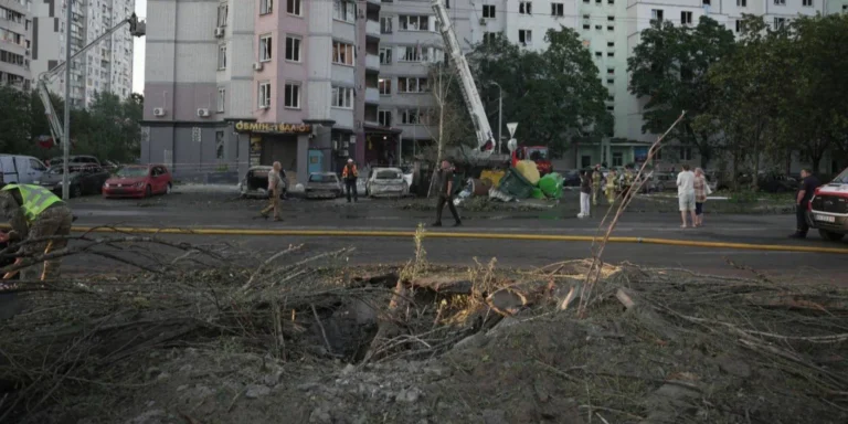 Київ після балістики. Росія вгатила. Руїни Солом'янки, Дарниці. Загиблі, поранені, діти. Місто палає. Чергова атака окупантів.