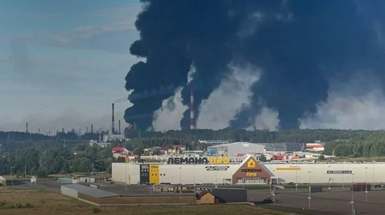 Українські військові ефектно вгатили по російських НПЗ у Ярославлі, Уфі. Палає. Ретранслятори дронів РФ вимкнені. Ворог без зв'язку.