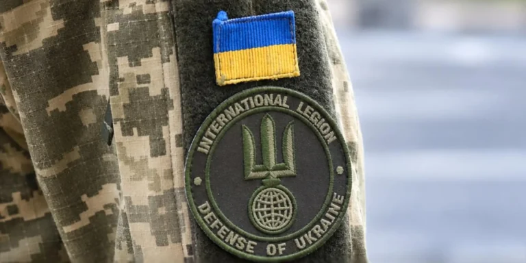 Прем'єр-міністр Сергій Корецький, який анонсує розширення прав для іноземних добровольців
