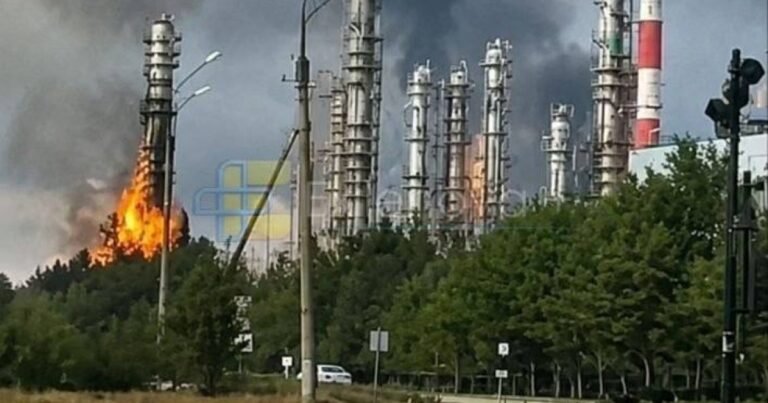 Українські дрони вражають російський нафтохімічний комбінат у Тобольську.