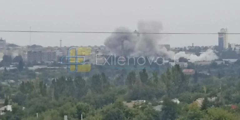 Чорний дим після вибухів над Донецьком, де були уражені об'єкти окупантів.