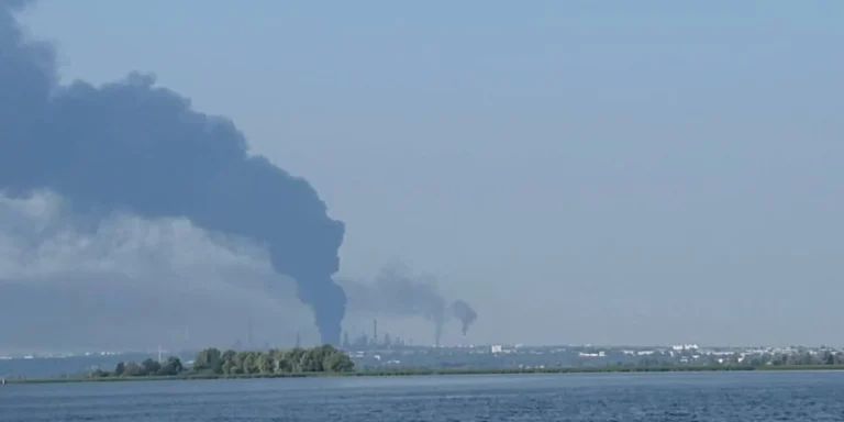 Палаючий російський нафтопереробний завод після удару Сил оборони України