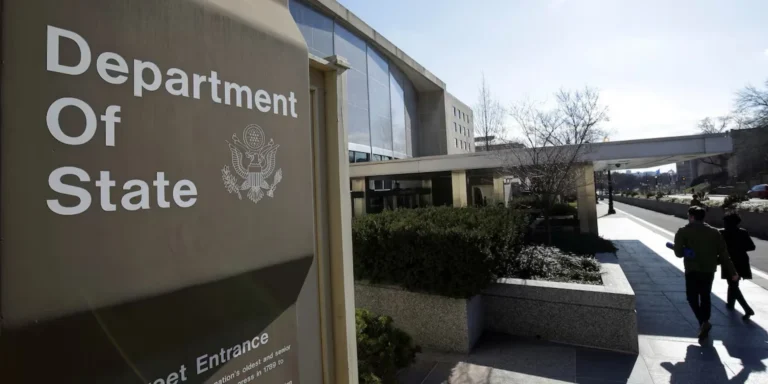 Держдеп США радить своїм громадянам негайно тікати з Близького Сходу.