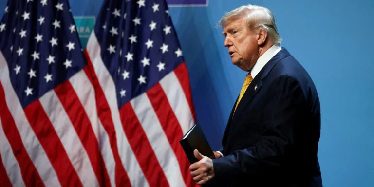 Дональд Трамп анонсував руйнівну економічну операцію проти Ірану та погрожує світові.