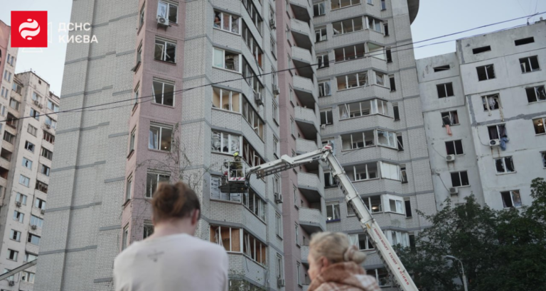 Наслідки балістичного удару РФ по Києву: руїни та пошкодження будівель, жертви атаки
