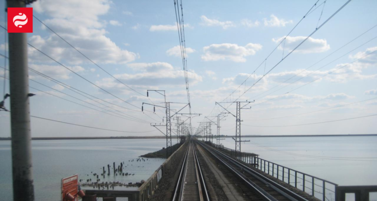 Фото: руйнування мостів та складів після ударів ЗСУ в Криму, що перерізали російську логістику.