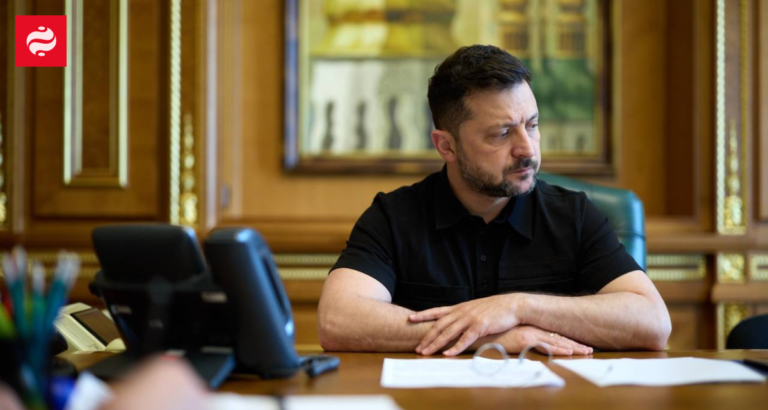 Президент Зеленський підписує документи про санкції проти російської пропаганди та корупції, включаючи Машу і Ведмедя, та Юру Єнакієвського.