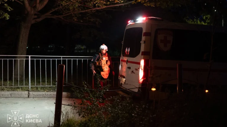 Наслідки ворожих обстрілів у Києві: два загиблих, четверо поранених. Міська влада звітує.