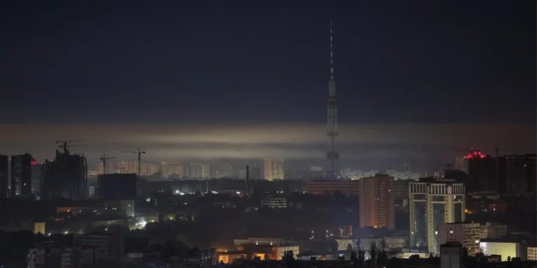 Наслідки російських ударів по енергетичних об'єктах Києва, є загиблі та поранені.