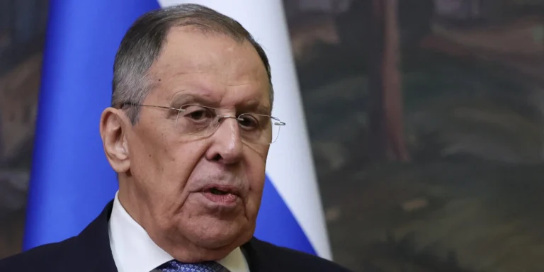 Сергій Лавров, голова МЗС Росії, запрошує українського президента на переговори до Москви, поки війна триває, демонструючи «жест доброї волі».
