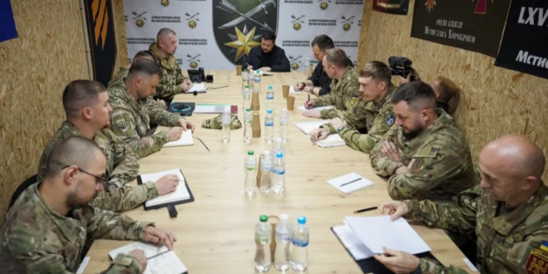 Президент Зеленський, Головнокомандувач Драпатий та Міністр оборони Хмара на Лиманському напрямку, обговорюючи операцію "Вівальді".