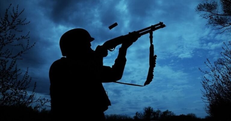 Український військовий на фронті, тліючий від обстрілів краєвид, що символізує інтенсивні бої.