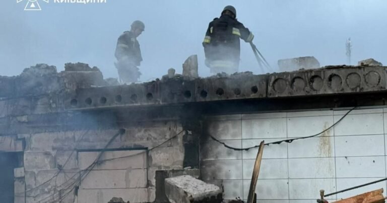 Наслідки російської атаки дронами на Київщині, з п'ятьма постраждалими, включно з трьома дітьми та зруйнованими будинками.