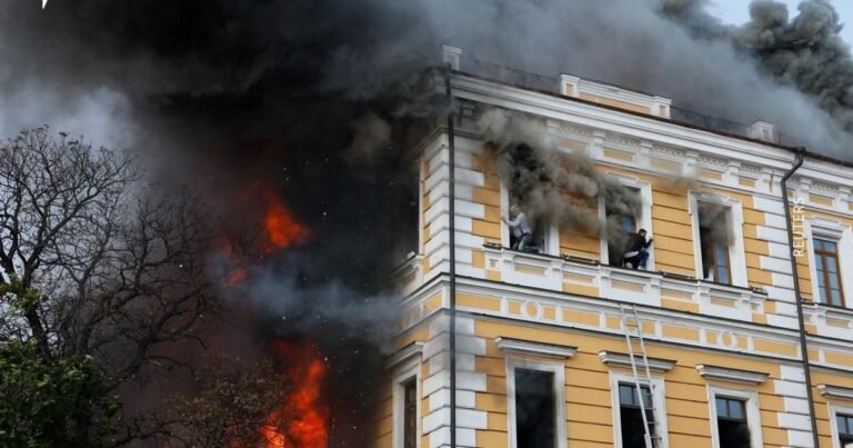 Зруйнована будівля Національної академії наук у Києві після російської атаки, де загинули науковці.