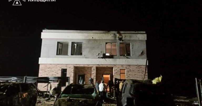 Російський дрон влучив у приватний будинок на Київщині, спричинивши пожежу та травми двом людям.