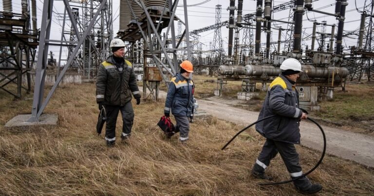 Прем'єр-міністр Сергій Корецький на тлі руйнувань після масованої атаки на енергетику України.