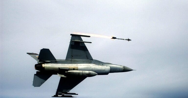 Українські F-16 стоять без діла через повільний ремонт у Бельгії.