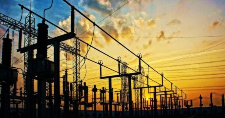Українські споживачі в темряві через удари Росії по енергетиці, Одещина з обмеженнями. Поради Укренерго.