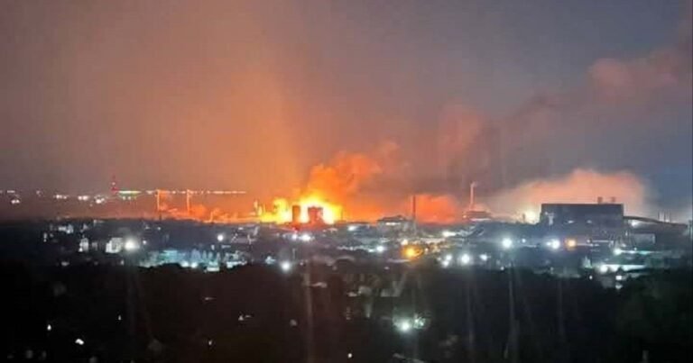 Наслідки удару окупантів по промисловості Кам’янського, металургійний комбінат під вогнем