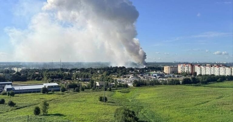 Масштабна пожежа на нафтопереробному комплексі "Новатек-Усть-Луга" в Росії після удару ГУР.