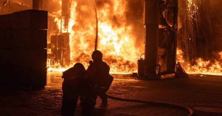 Наслідки нічного російського удару по Дніпру та Кривому Рогу: пожежі, руйнування та жертви