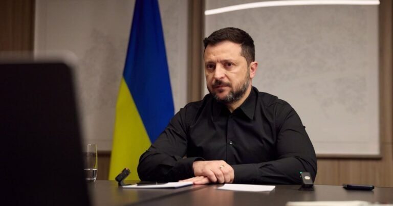 Президент Володимир Зеленський закликає Захід тримати санкції проти олігархів РФ, називаючи їхнє послаблення аморальним.