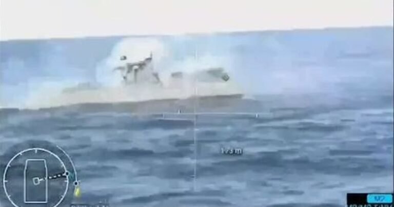 Український дрон знищує ворожий безекіпажник у першому бою катерів.