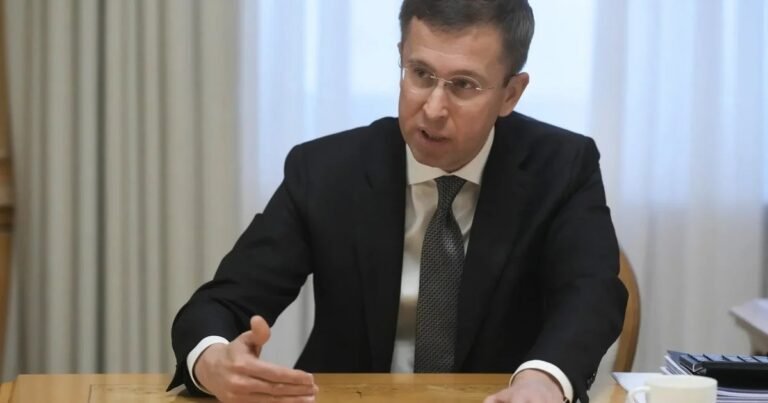 Прем'єр-міністр України Сергій Корецький обговорює ризики бюджету без західної допомоги та реформ