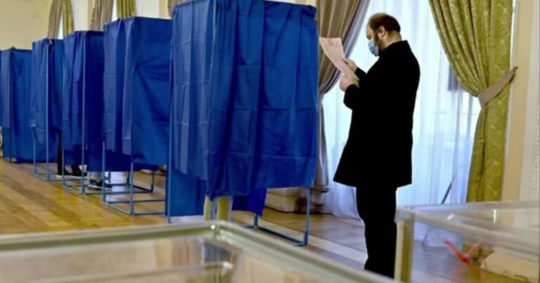 Президент Зеленський говорить про перенесення виборів через українців за кордоном.
