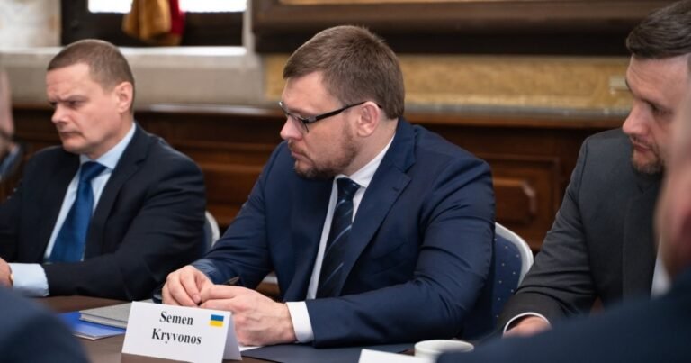 Керівник НАБУ Семен Кривонос, якому оголосили підозри у підробці документів та махінаціях із землею, на тлі розкриття корупційних схем