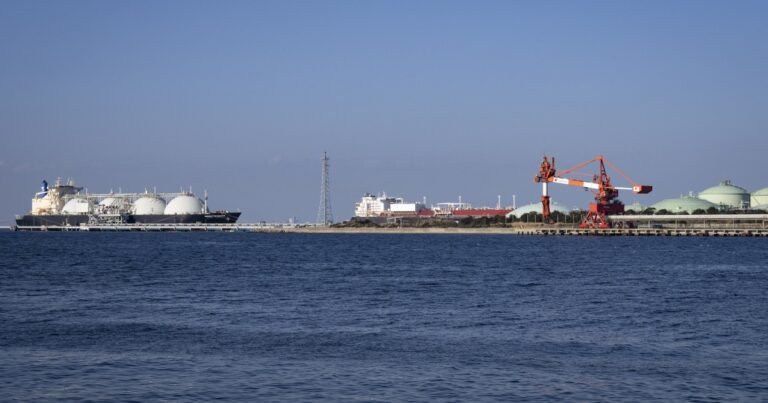 Ормузька протока ледь жива після варварських ударів США та Ірану, нафта стоїть, напруга зростає, світова торгівля в заручниках.