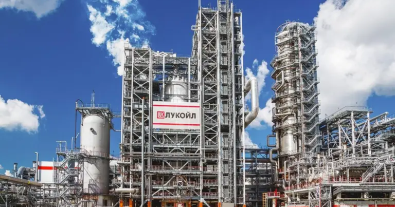 Російський нафтопереробний завод, що палає, на фоні диму та розлитих нафтопродуктів