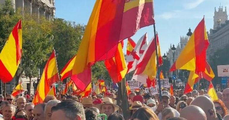 Натовп протестувальників на марші у Мадриді, вимагаючи депортації мігрантів.