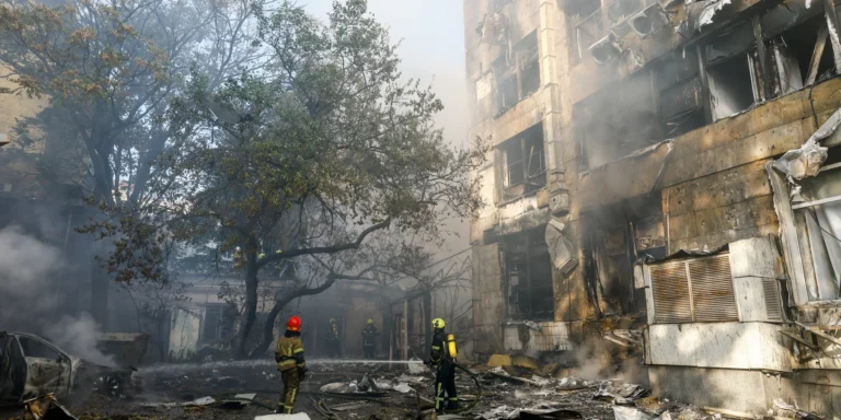 Київ під ударом: Росія посилила атаки, цілячись у цивільних, розвідка попереджає про пік терору.