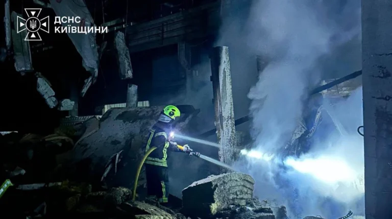Наслідки російської атаки в Україні, де загинули 12 людей, включаючи громадянина Індії.