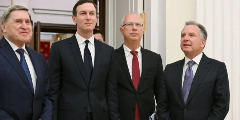 Речник Кремля Дмитро Пєсков підтверджує переговори з американськими посланцями.