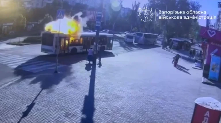 Російський дрон атакував пасажирський автобус у Запоріжжі, п'ятеро поранених.