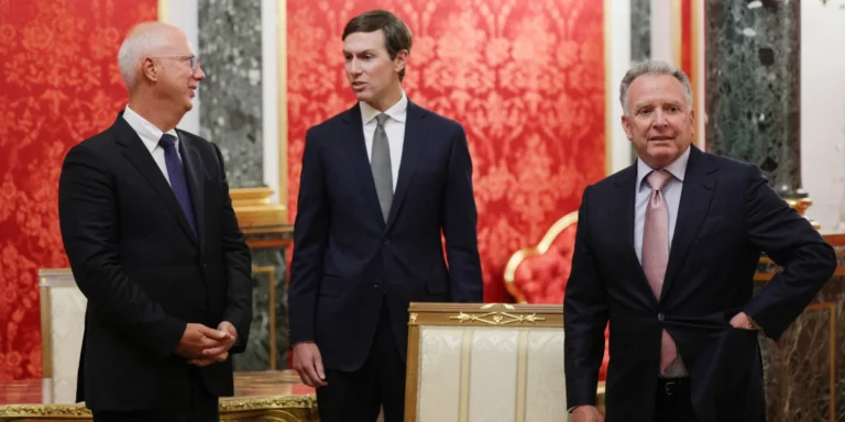 Американські "голубці миру" від Трампа Віткофф і Кушнер зустрічаються з російським диктатором Путіним у Москві для обговорення "ідей".