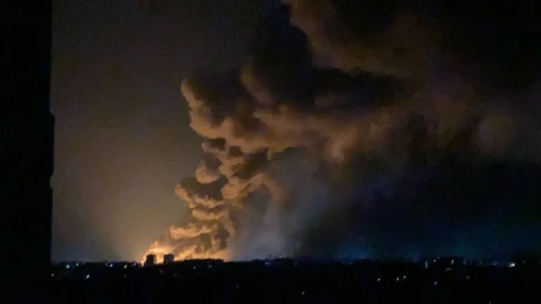 Окупанти атакували Дніпропетровщину балістикою, промислові об'єкти горять.