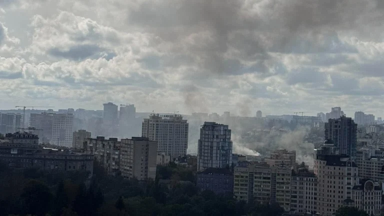 Мер Києва Віталій Кличко на тлі руйнувань після російської атаки, що призвела до загибелі двох та поранення десятків людей.