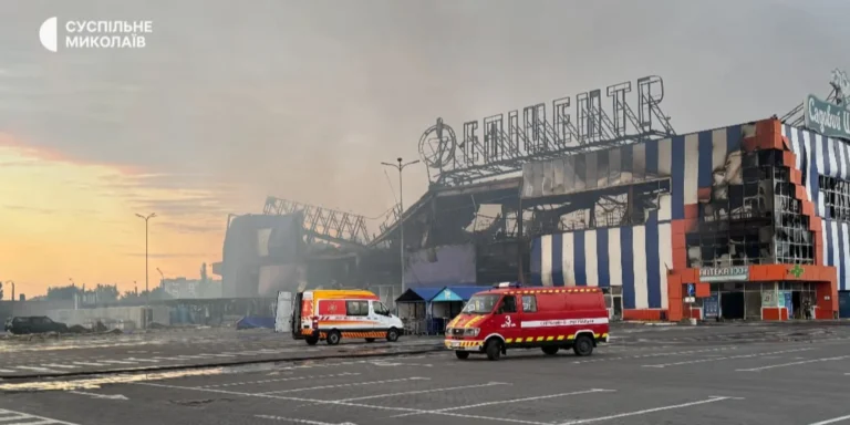 Зруйнований торговельний центр Епіцентр у Миколаєві після удару агресора, двоє постраждалих